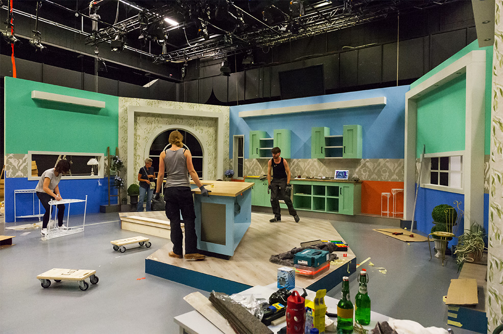 photo, houdt van Hout setbuilders setting up