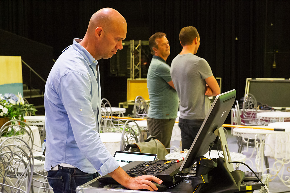 photo, operator setting up the lights